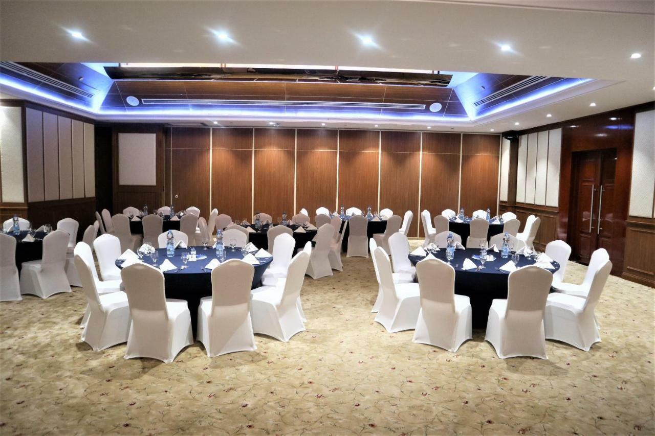 Golden Tulip Headington Hotel Maszkat Kültér fotó