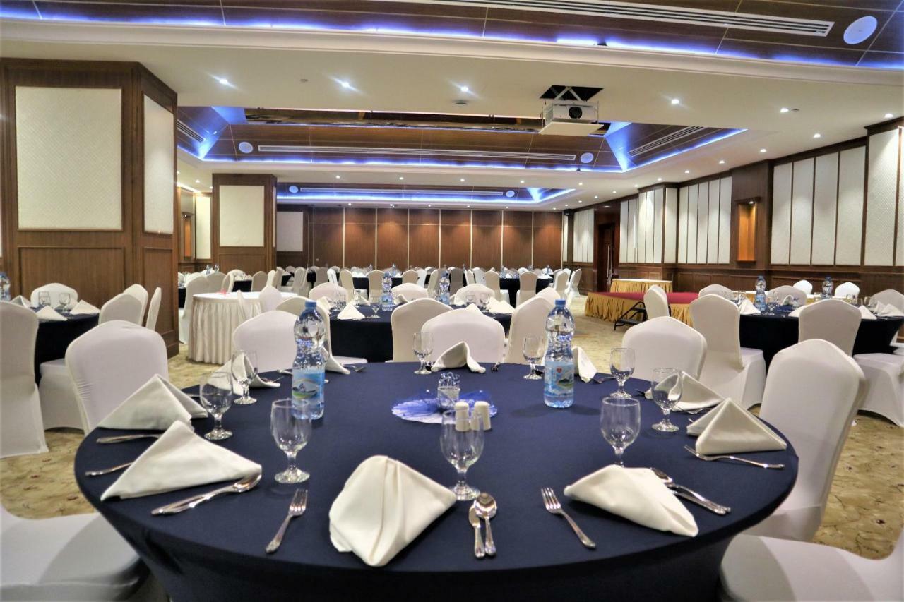 Golden Tulip Headington Hotel Maszkat Kültér fotó